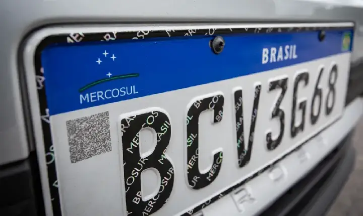 Projeto de lei propõe retorno das placas de veículos com nomes de cidades e estados