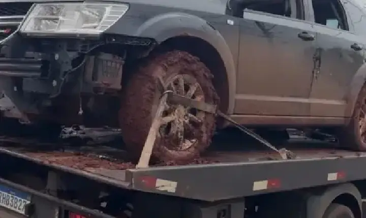 Suspeitos trocam tiros com PM e abandonam carro com itens policiais em Bom Sucesso