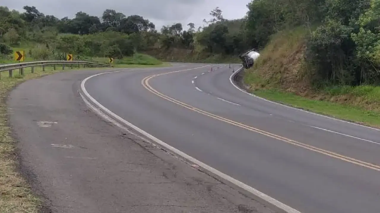 Tombamento de carreta com GLP paralisa BR-376 em Ortigueira