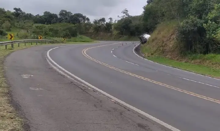 Tombamento de carreta com GLP paralisa BR-376 em Ortigueira