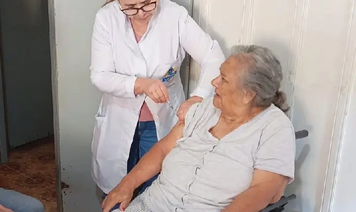 Vacinação itinerante amplia proteção contra a gripe para acamados e idosos em Faxinal