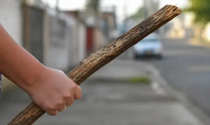 Vizinha ameaça com pedaço de madeira em Ivaiporã