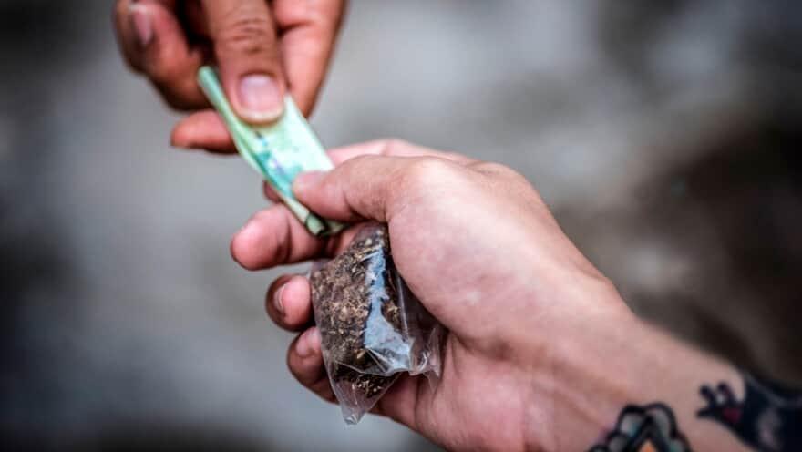 Homem é flagrado com maconha para consumo pessoal em Jandaia do Sul