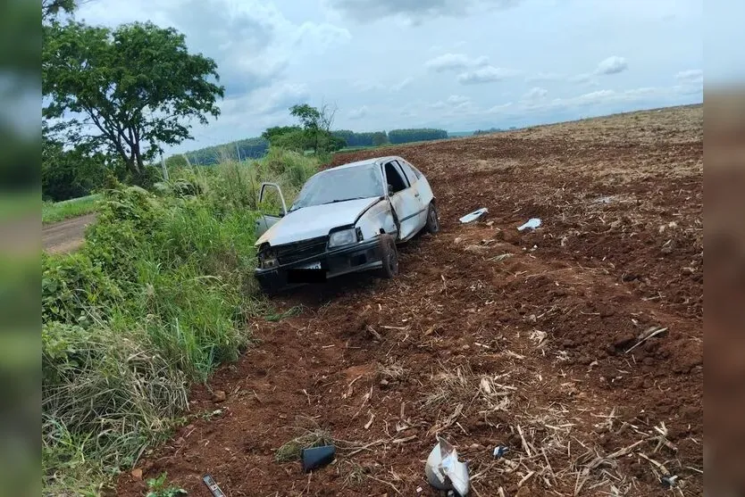 Motorista fica ferido após capotamento na zona rural de Apucarana