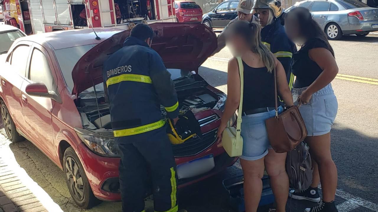 Carro pega fogo no centro de Apucarana um dia após sair da oficina