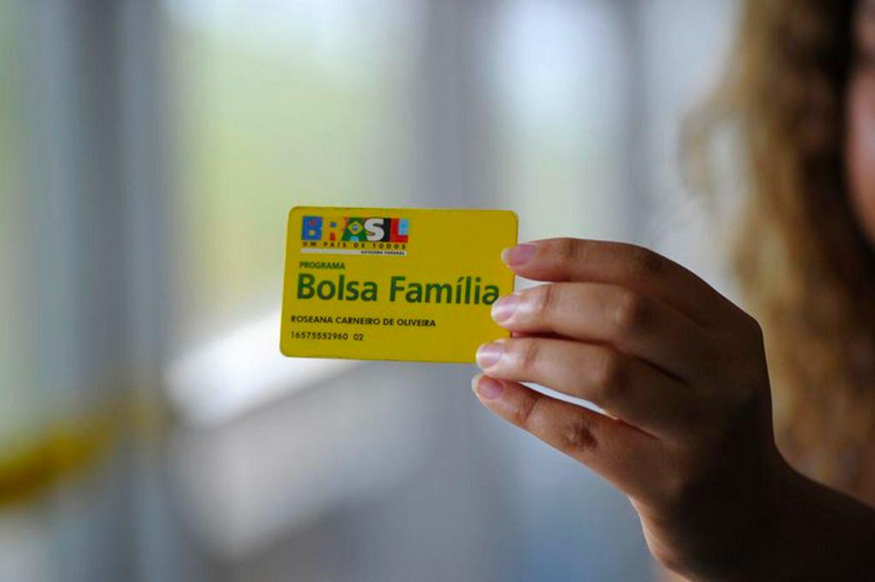 Bolsa Família: Aumento do benefício tira 2 milhões do mercado de trabalho, mas impacta positivamente a educação