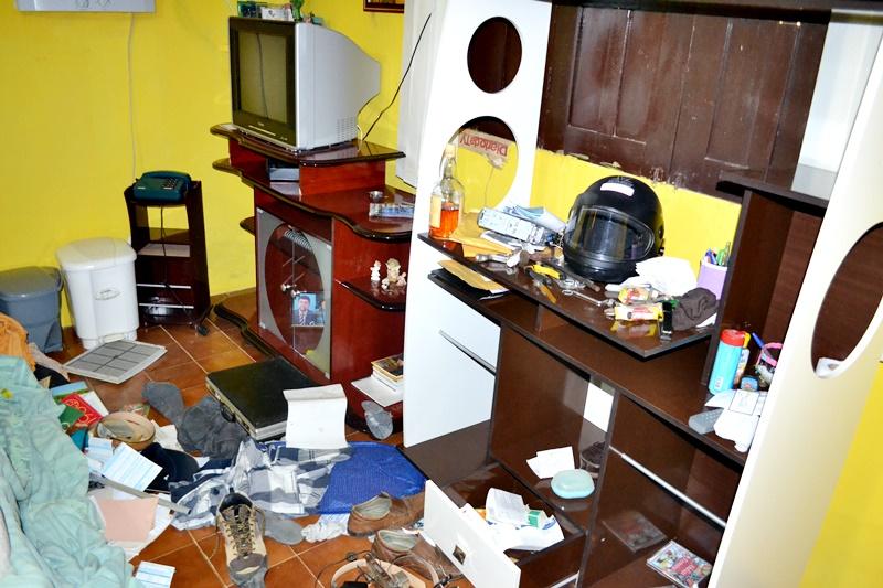 Homem quebra casa da irmã após prisão da mãe por tráfico de drogas em Faxinal
