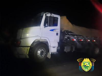 Acidente entre caminhões na PR-455 gera derramamento de carga na pista