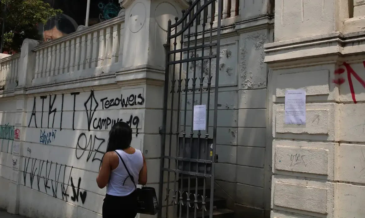 Após o Paraná, Tarcísio autoriza privatização de serviços não pedagógicos em escolas
