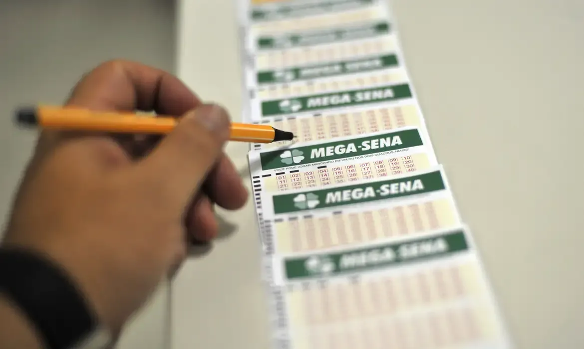 Mega-Sena acumula, e prêmio estimado para terça-feira é de 95 milhões