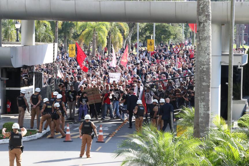 Professores invadem Assembleia Legislativa do Paraná em protesto contra projeto de terceirização da gestão de escolas