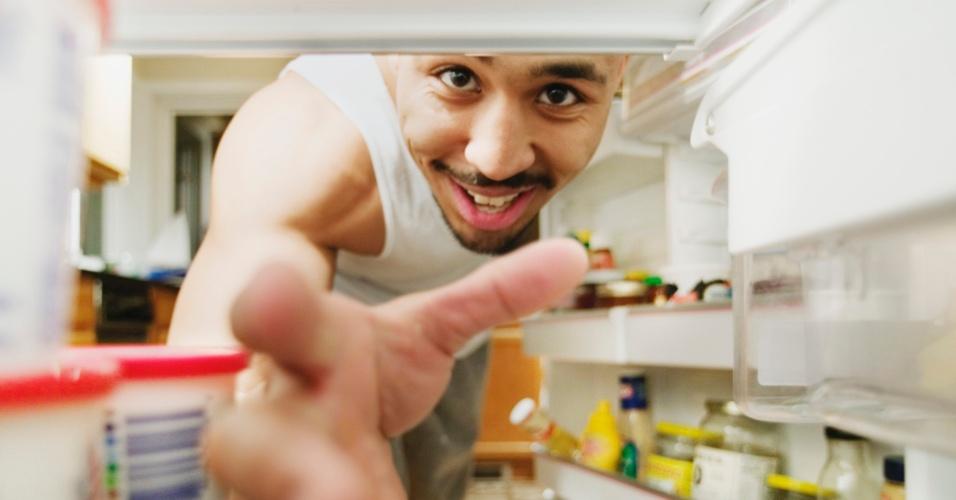 Mulher tem pernil furtado do refrigerador por filho com medida protetiva