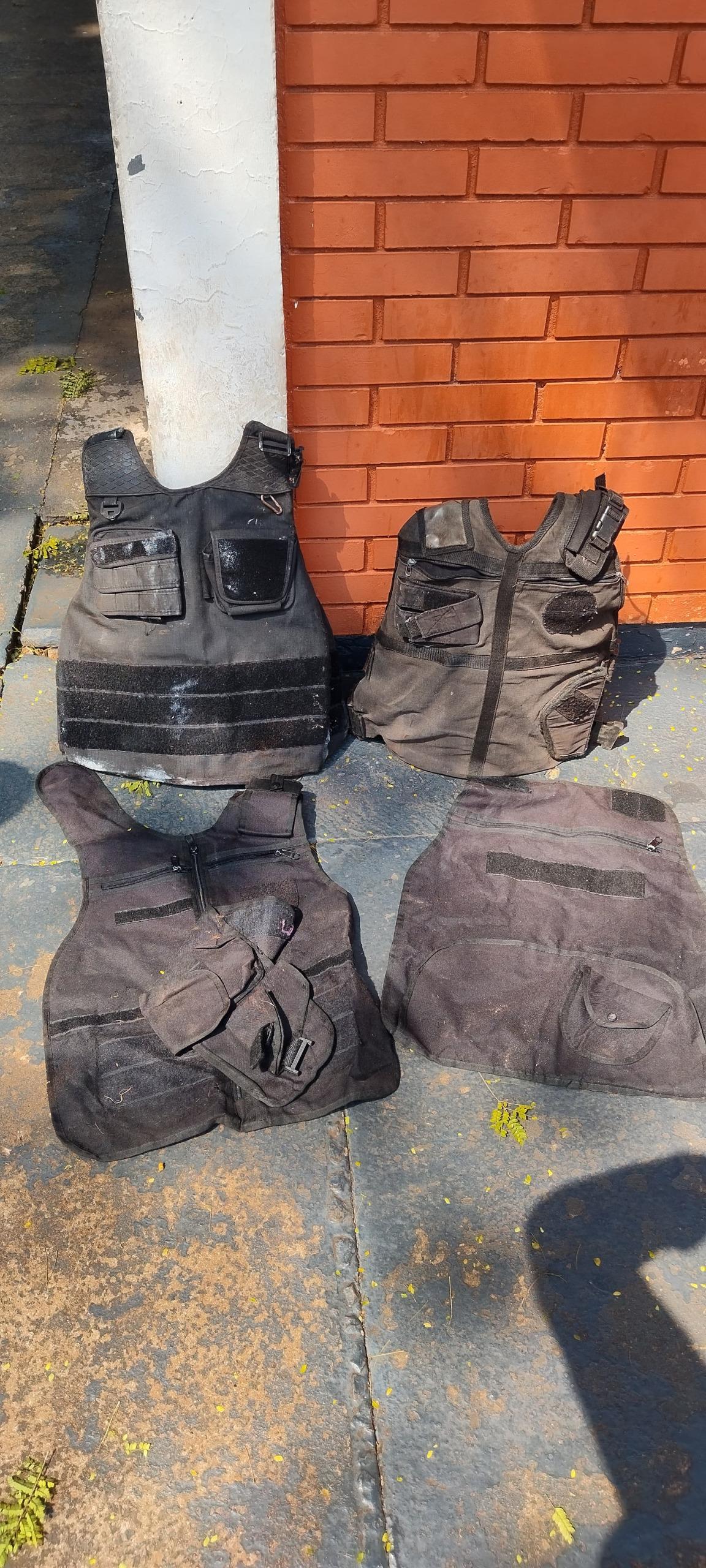 Coletes balísticos abandonados em terreno baldio em Apucarana