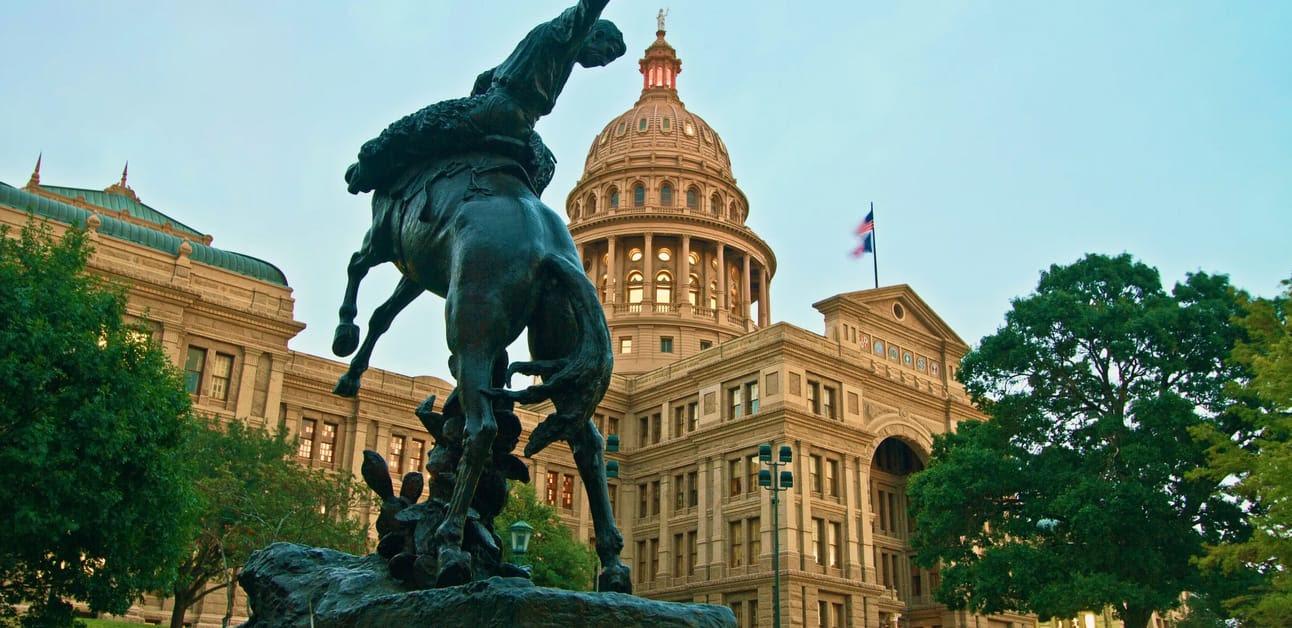Bilionários financiam universidade conservadora no Texas em resposta à doutrinação nas faculdades americanas