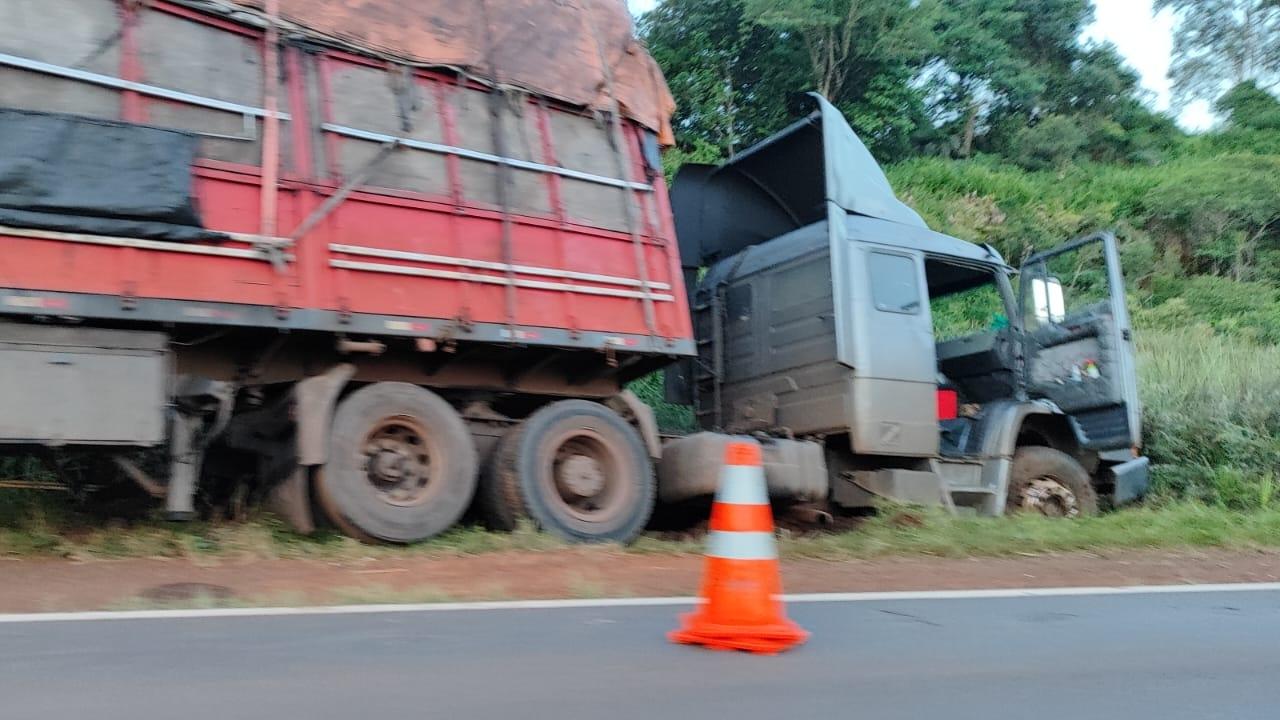Carreta sai da pista e fica atravessada entre Faxinal e Cruzmaltina