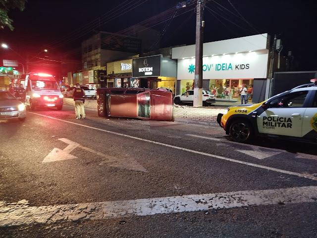 Carro tomba na Avenida Brasil, em Ivaiporã, mas ninguém se feriu