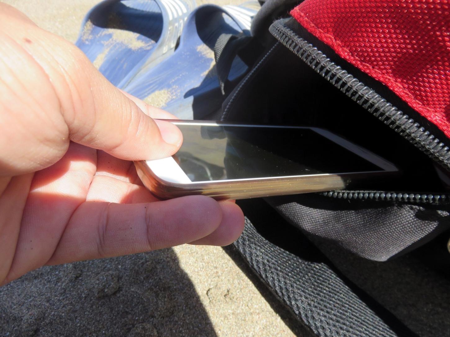 Celular furtado de dentro de carro com vidros abertos em Mauá da Serra