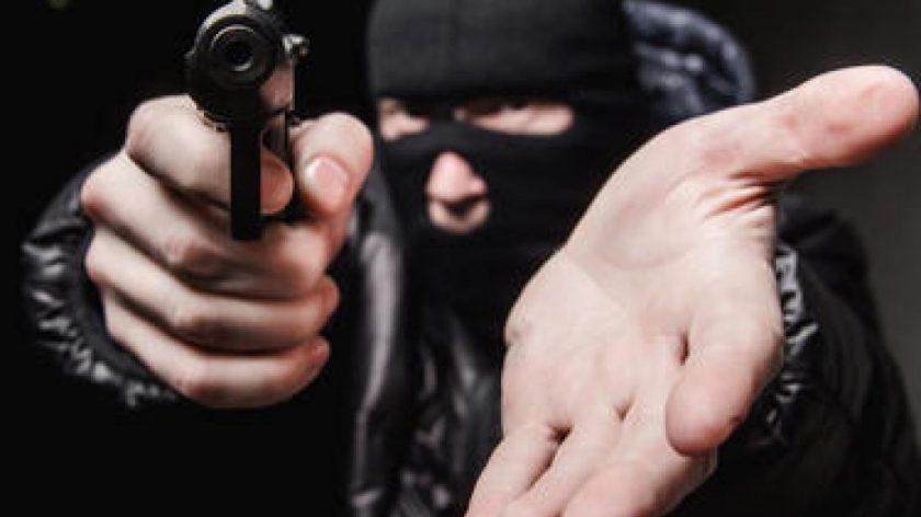 Ladrão leva caixa com dinheiro e documentos após invadir restaurante em Califórnia