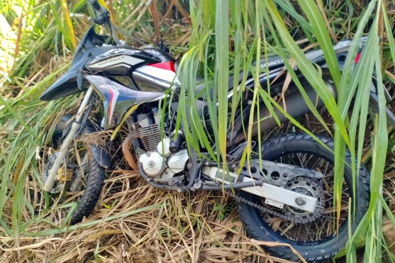 Motocicleta furtada é encontrada abandonada em construção em Apucarana
