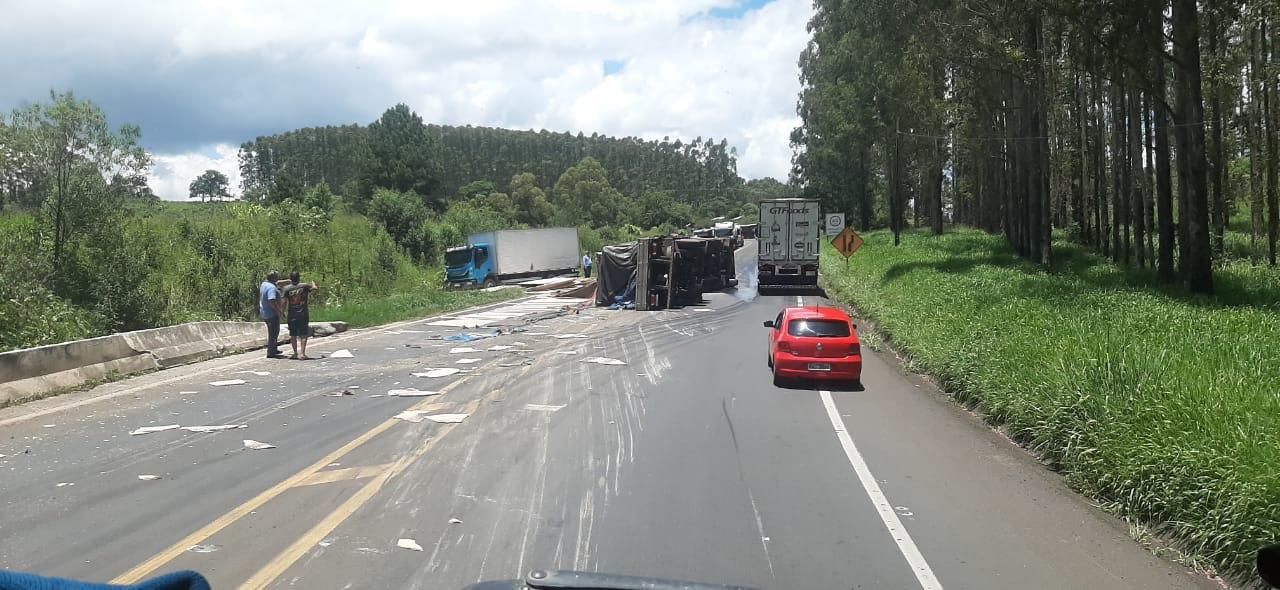 Três caminhões se envolvem em grave acidente na BR-376 em Ortigueira