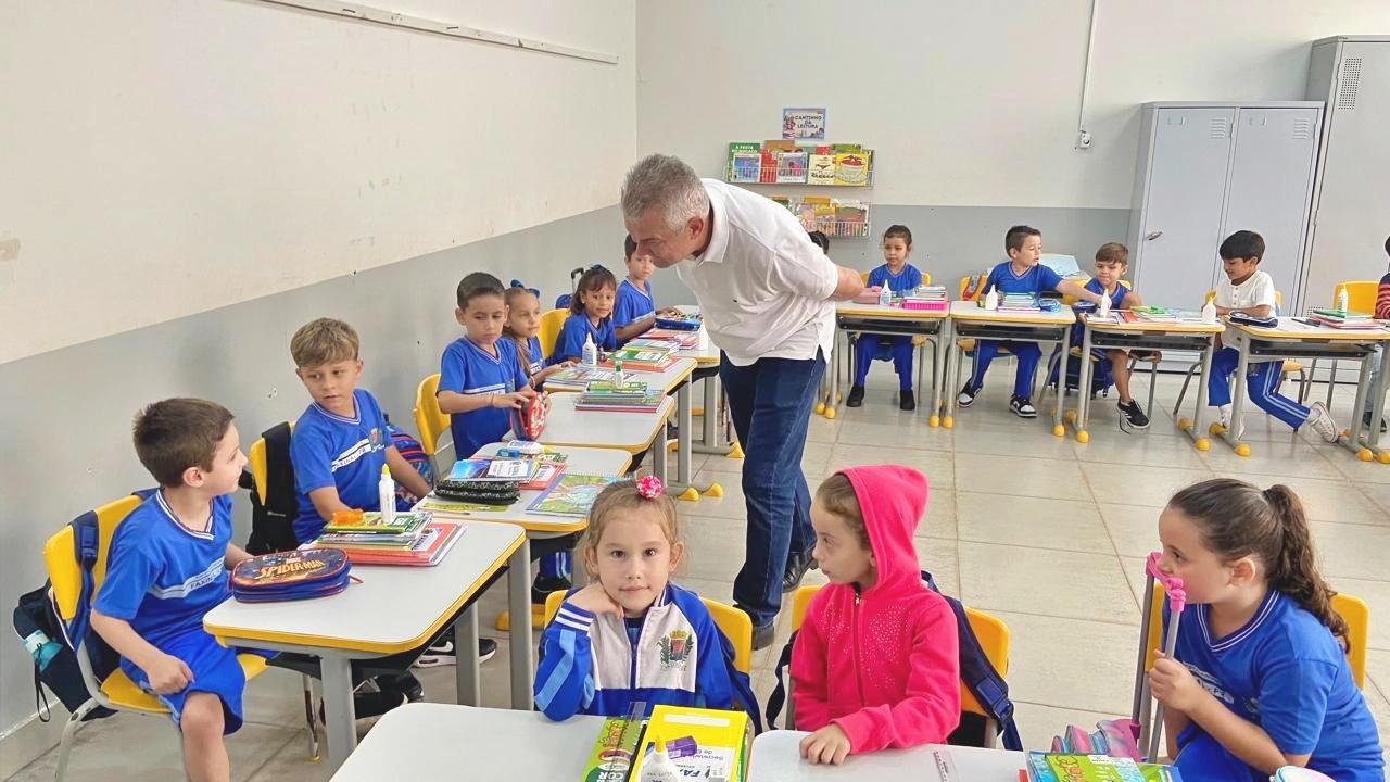 Faxinal inicia ano letivo com entrega de kits escolares para 1.600 alunos