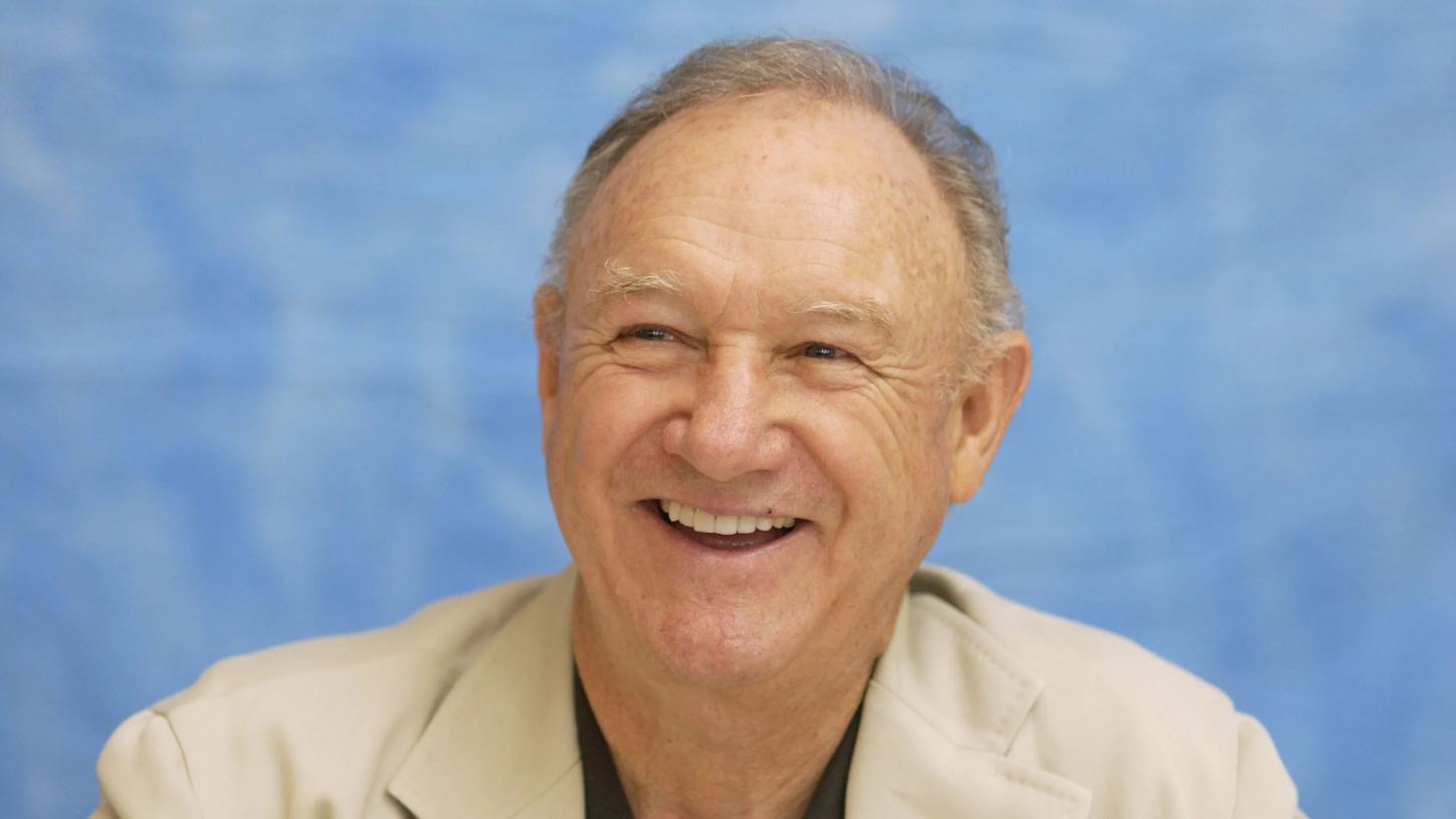 Gene Hackman, ícone do cinema, é encontrado morto ao lado da esposa em sua casa no Novo México