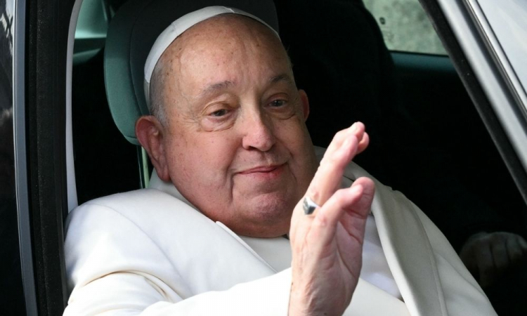 Papa Francisco é diagnosticado com dupla pneumonia e segue internado em Roma