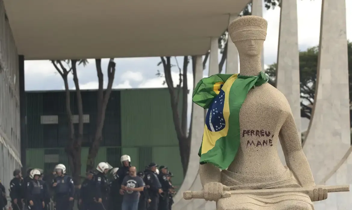 Alexandre de Moraes concede prisão domiciliar à acusada de atacar estátua com batom