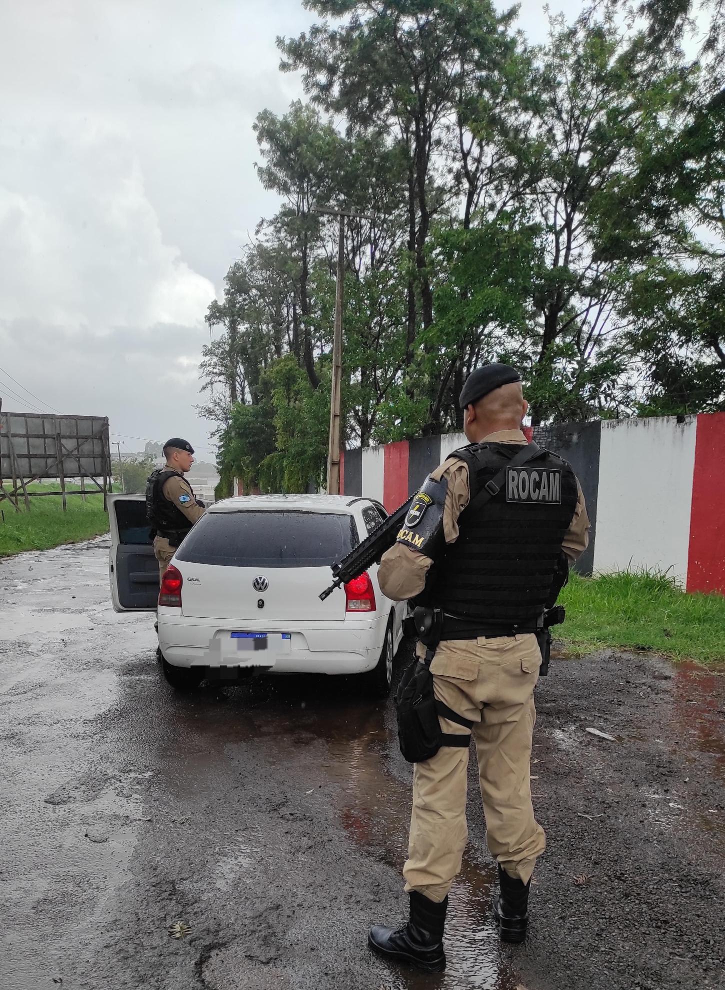Abordagem da ROCAM em Apucarana resulta em apreensão de veículo e dinheiro