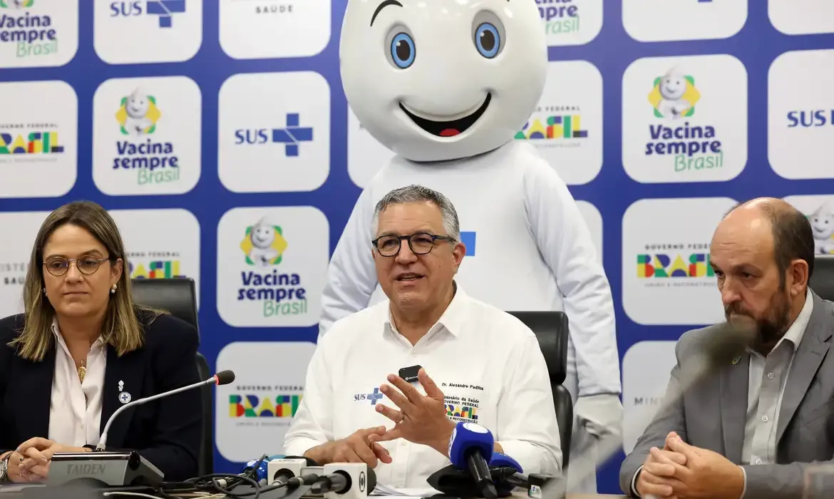 Brasil Lança Campanha Nacional de Vacinação nas Escolas para atualizar cadernetas de crianças e adolescentes