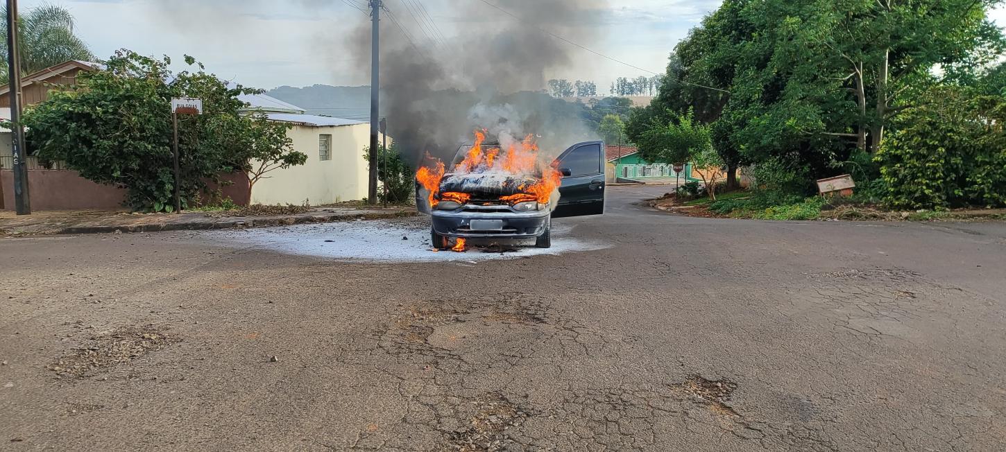 Carro pega fogo no centro de Faxinal