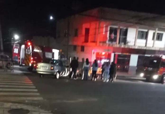 Acidente entre moto e carro deixa mulher ferida no centro de Ivaiporã