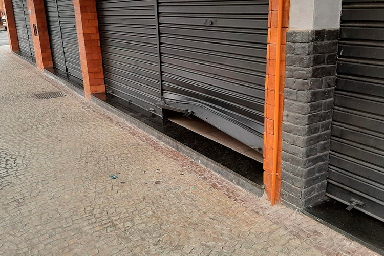 Adolescente arromba mercado para levar picolés em Cambira