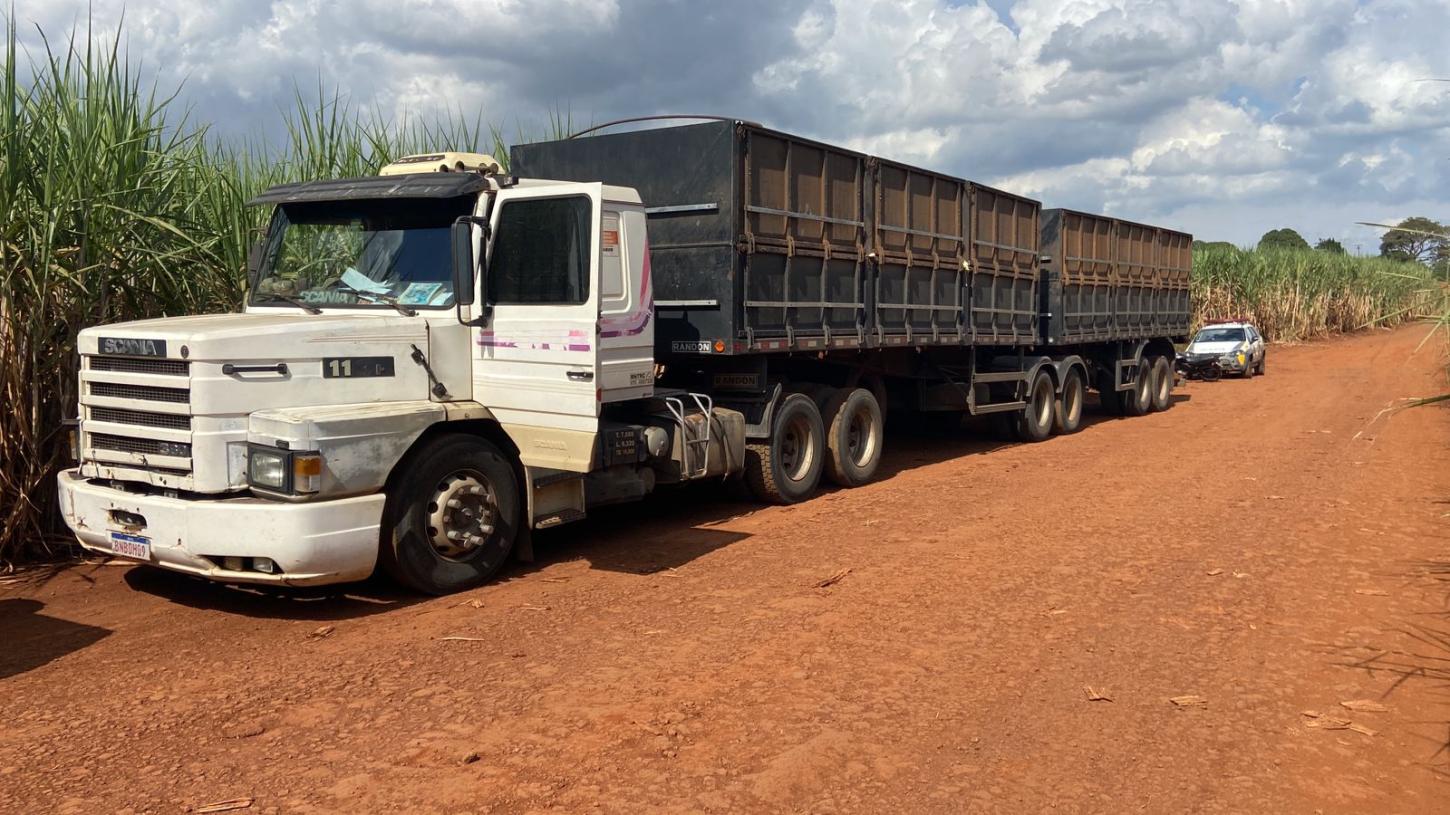 Caminhão roubado é recuperado em estrada rural de Bom Sucesso