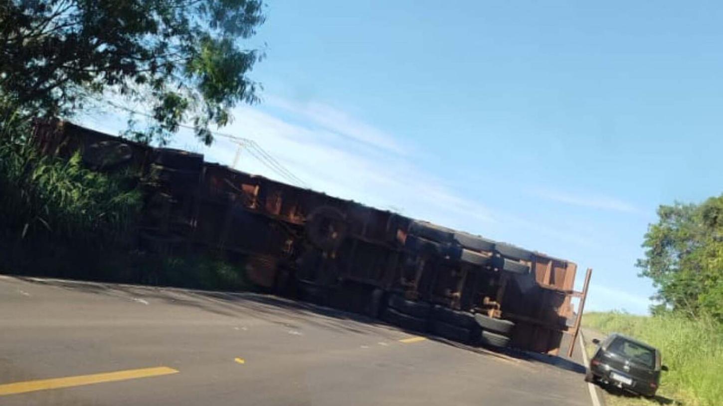 Carreta carregada com cavaco tomba e interdita rodovia em Manoel Ribas