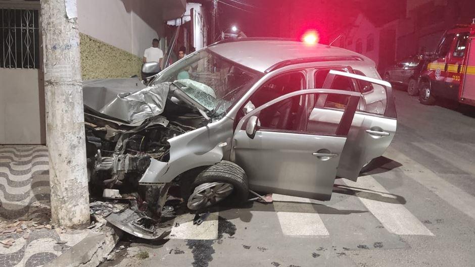 Carro bate em muro de residência em Apucarana e condutor foge
