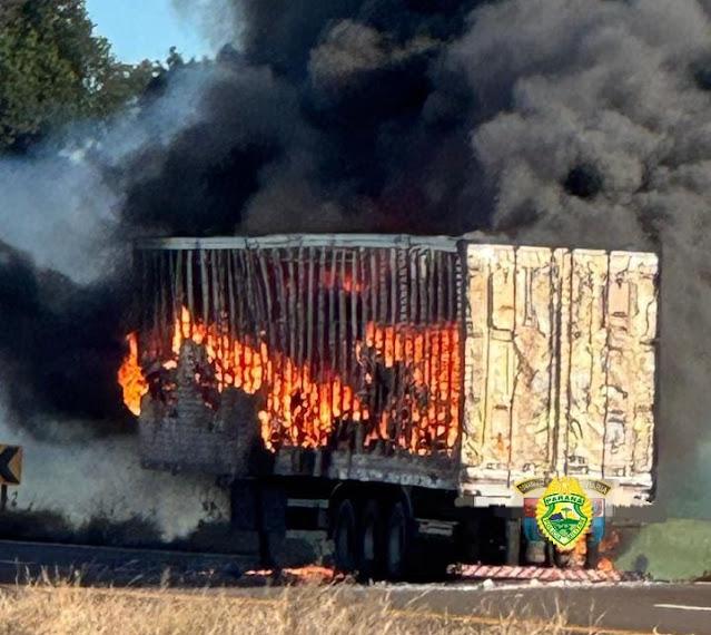 Incêndio em caminhão mobiliza bombeiros na PR-445 em Tamarana