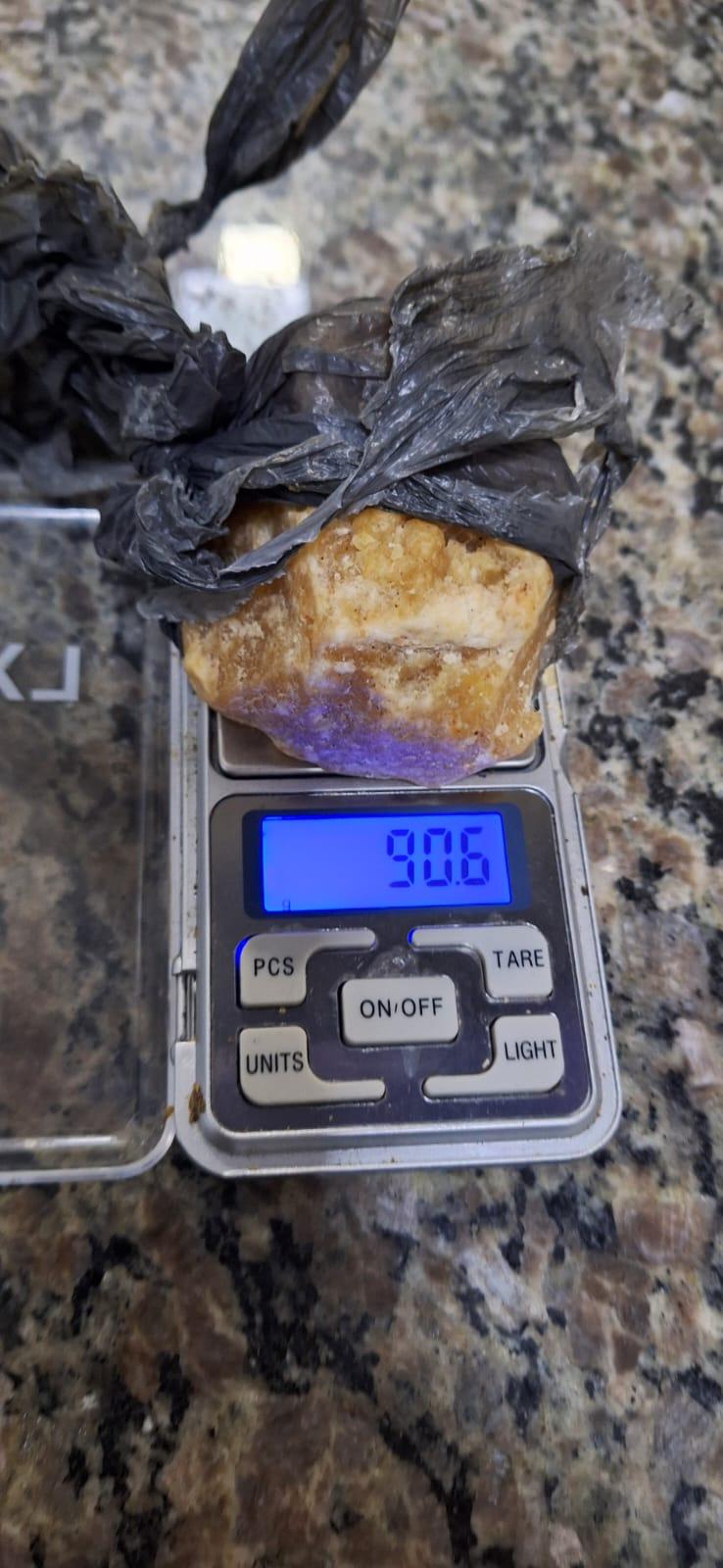 ROCAM apreende quase 100g de crack e prende suspeito com passagens por tráfico em Apucarana