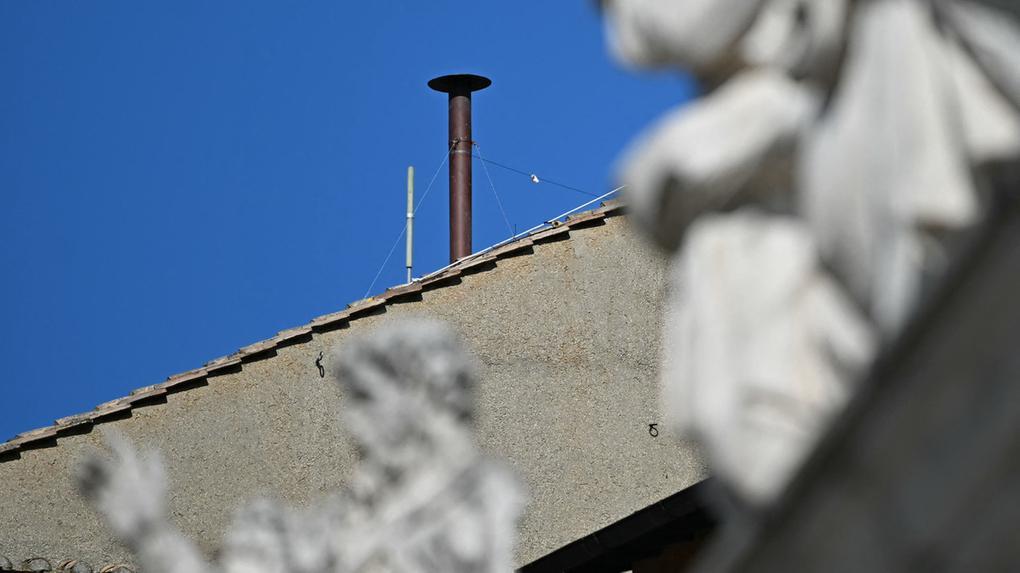 Vaticano instala chaminé para conclave: Fumaça revelará novo Papa a partir de 7 de maio