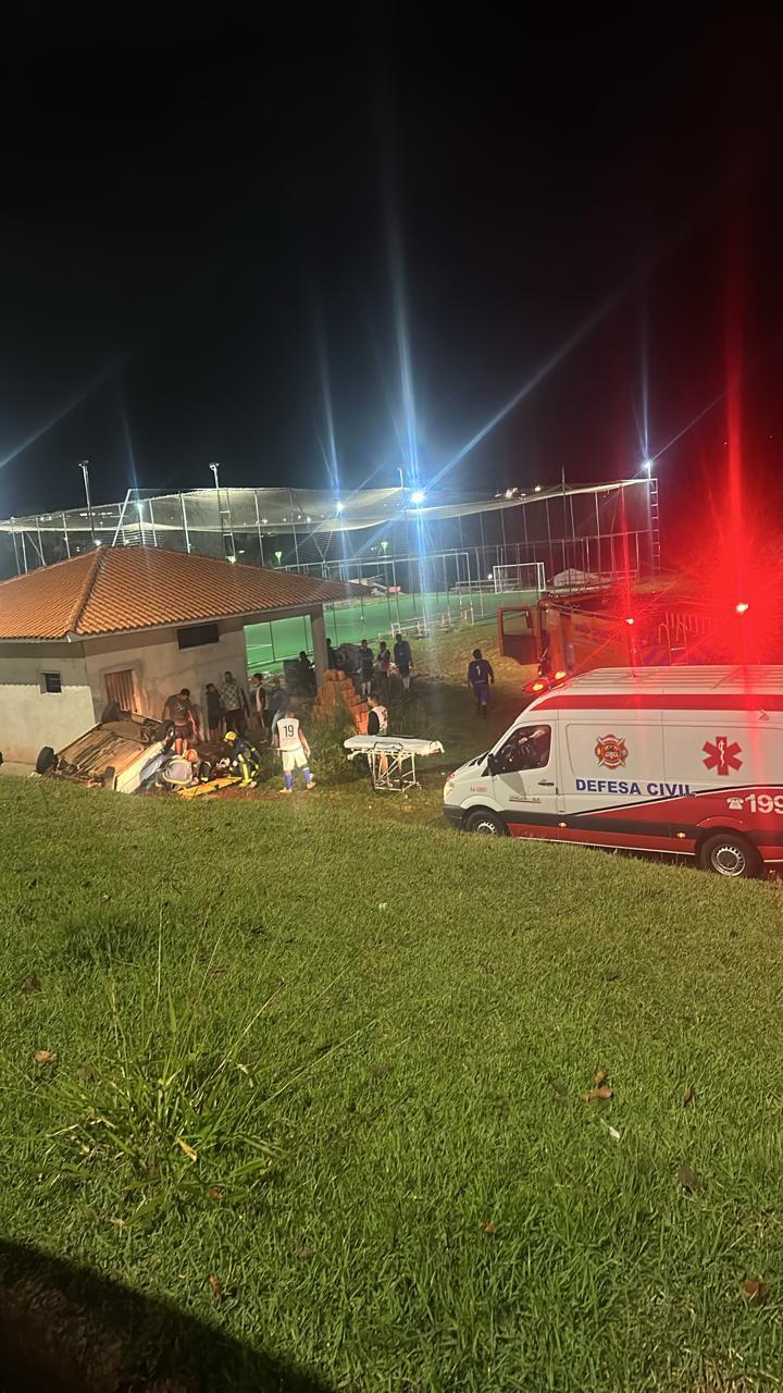 Atropelamento seguido de capotamento deixa feridos em Jandaia do Sul