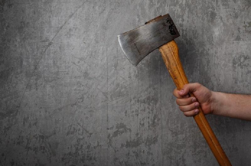 Briga em Faxinal termina com mulher ferida e ameaça com machado