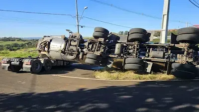 Caminhão tomba com borra vegetal em Apucarana