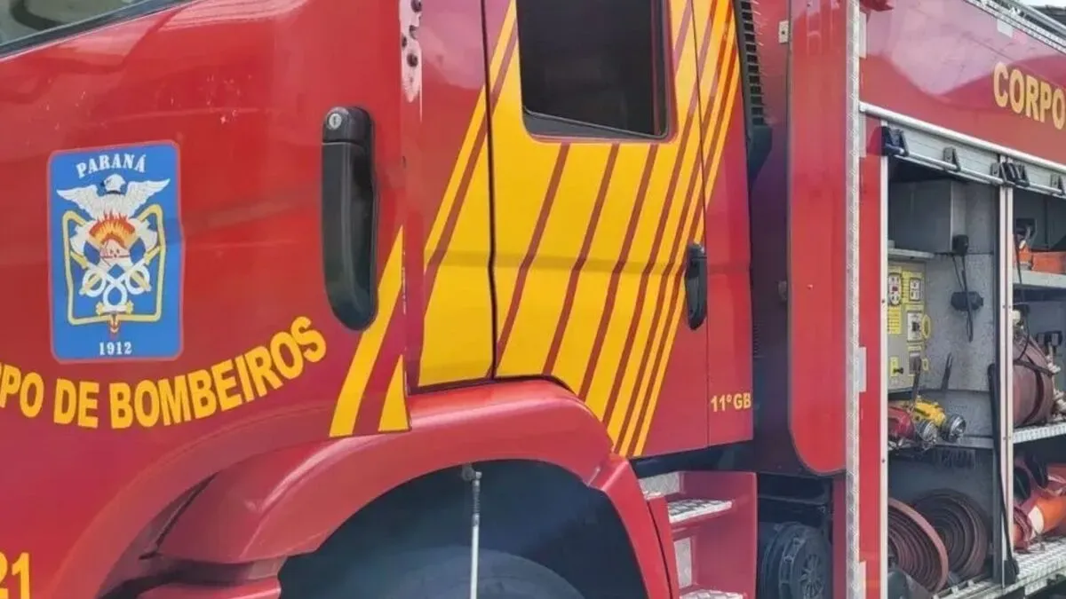 Incêndio em caminhão baú mobiliza bombeiros em Mauá da Serra