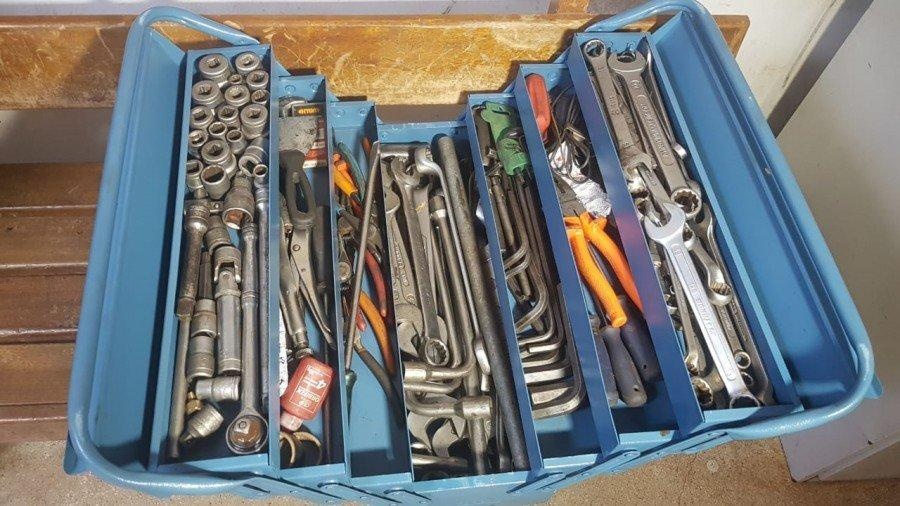 Ladrão escala muro e furta ferramentas de empresa em Cambira