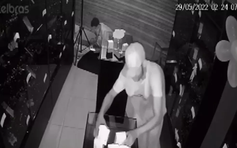 Ladrões arrombam telhado de estabelecimento e levam dinheiro e celular em Apucarana