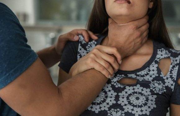 Mulher é enforcada e ameaçada de morte pelo convivente em Faxinal