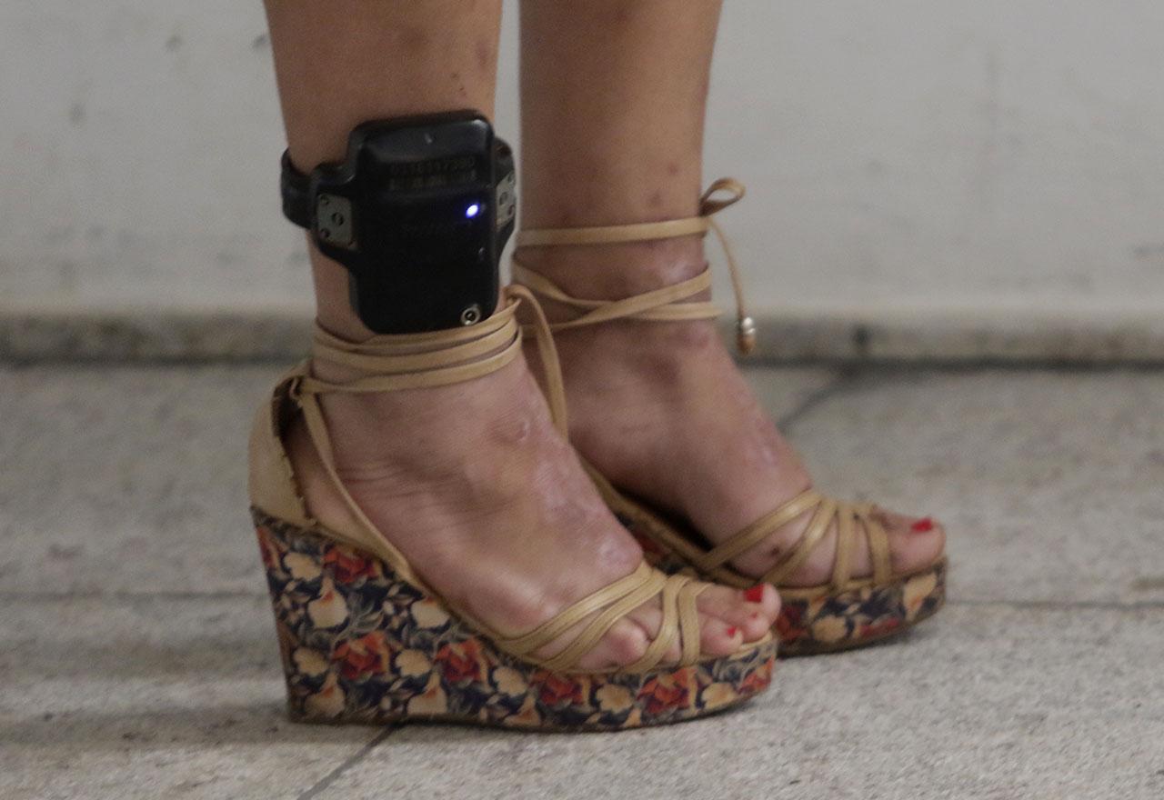 Polícia vai atrás de mulher com tornozeleira em bar e descobre que ela está com ex com medida protetiva em Jandaia do Sul