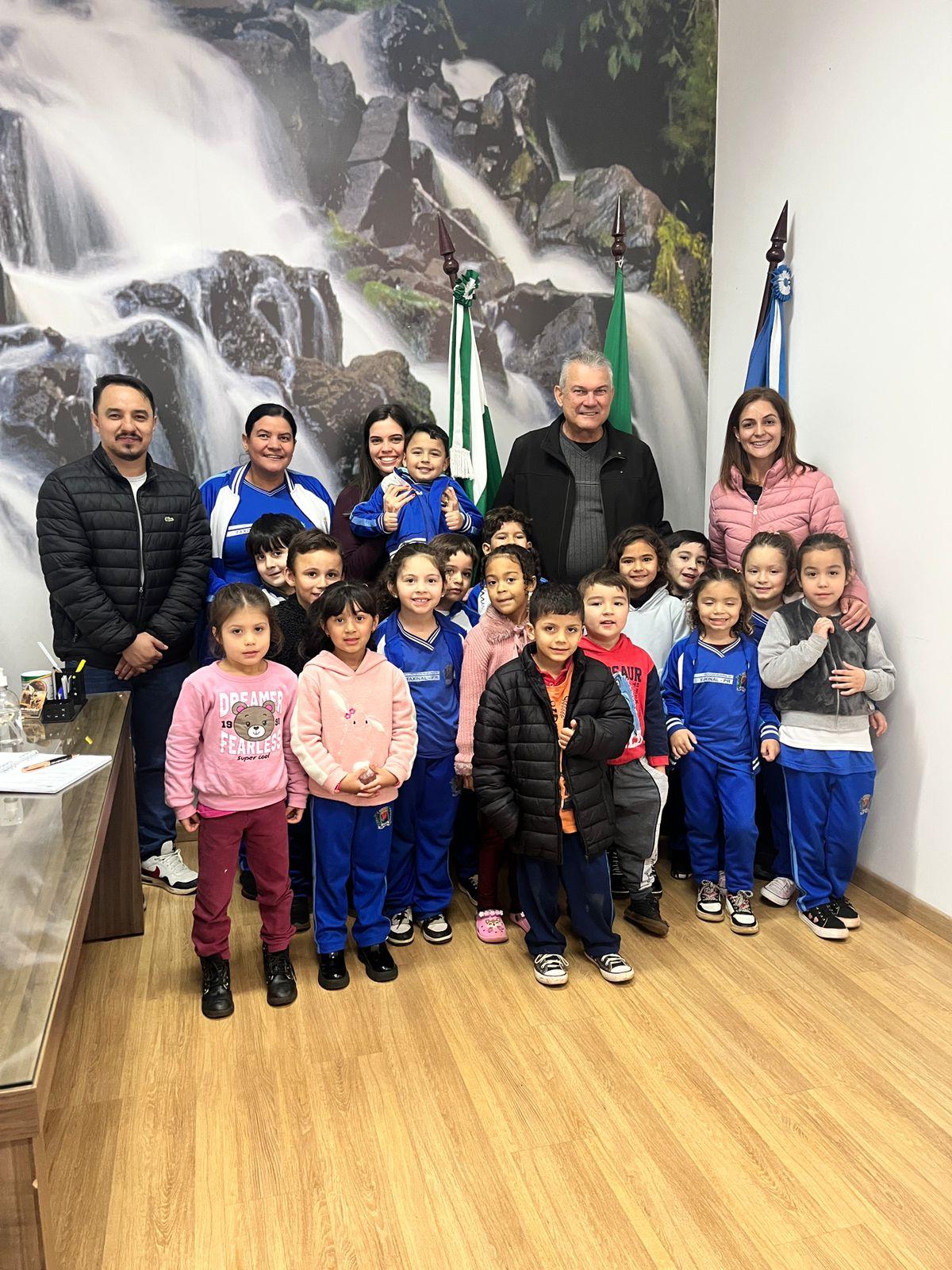 Alunos do CMEI Maria Zenilda fazem tour guiado para conhecer a Prefeitura de Faxinal