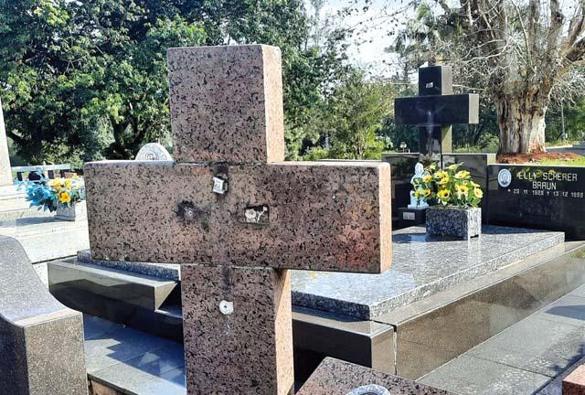 Cemitério é furtado e vandalizado em Cambira