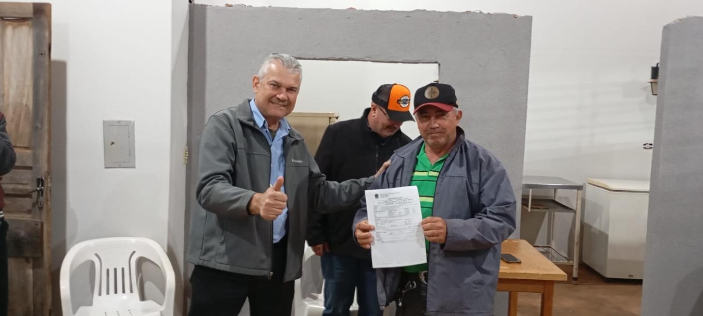 Faxinal entrega títulos definitivos da Vila Rural Ismael Pinto Siqueira